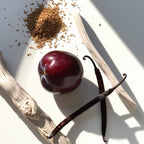 Notas olfativas de perfume con ciruela morada, vainilla, madera y semillas aromáticas