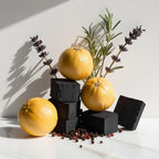 Pimienta, lavanda y carbón representando las notas olfativas del perfume.