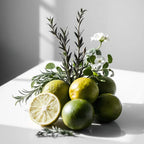 Bergamota y romero representando las notas olfativas del perfume.