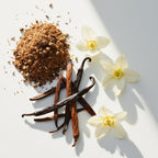 Vainilla, jazmín y mirra representando las notas olfativas del perfume.