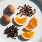 Nuez y pimienta negra representando las notas olfativas del perfume.