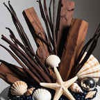 Notas olfativas del perfume con maderas cálidas, vainilla suave y un toque marino salino.