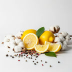 Notas olfativas del perfume con limón fresco, algodón suave y un toque especiado de pimienta.