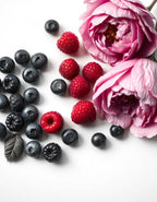 Jazmín egipcio, frambuesas, moras y grosellas negras representando las notas olfativas del perfume.