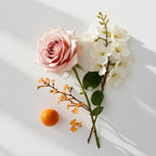 Rosa de Bulgaria, jazmín y flor de azahar del naranjo representando las notas olfativas del perfume.