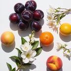 Ciruela, limón, naranja y jazmín representando las notas olfativas del perfume.