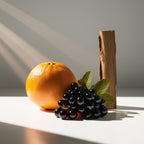 Grosellas negras y cedro representando las notas olfativas del perfume.