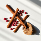 Canela, pimienta rosa y roble representando las notas olfativas del perfume.