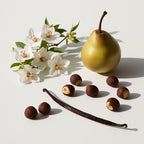 Notas olfativas del perfume con pera jugosa, avellanas tostadas, vainilla suave y flores blancas delicadas.