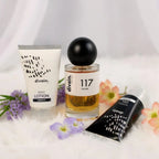 Perfume divain 117 con su crema corporal y su gel sobre un fondo de flores.