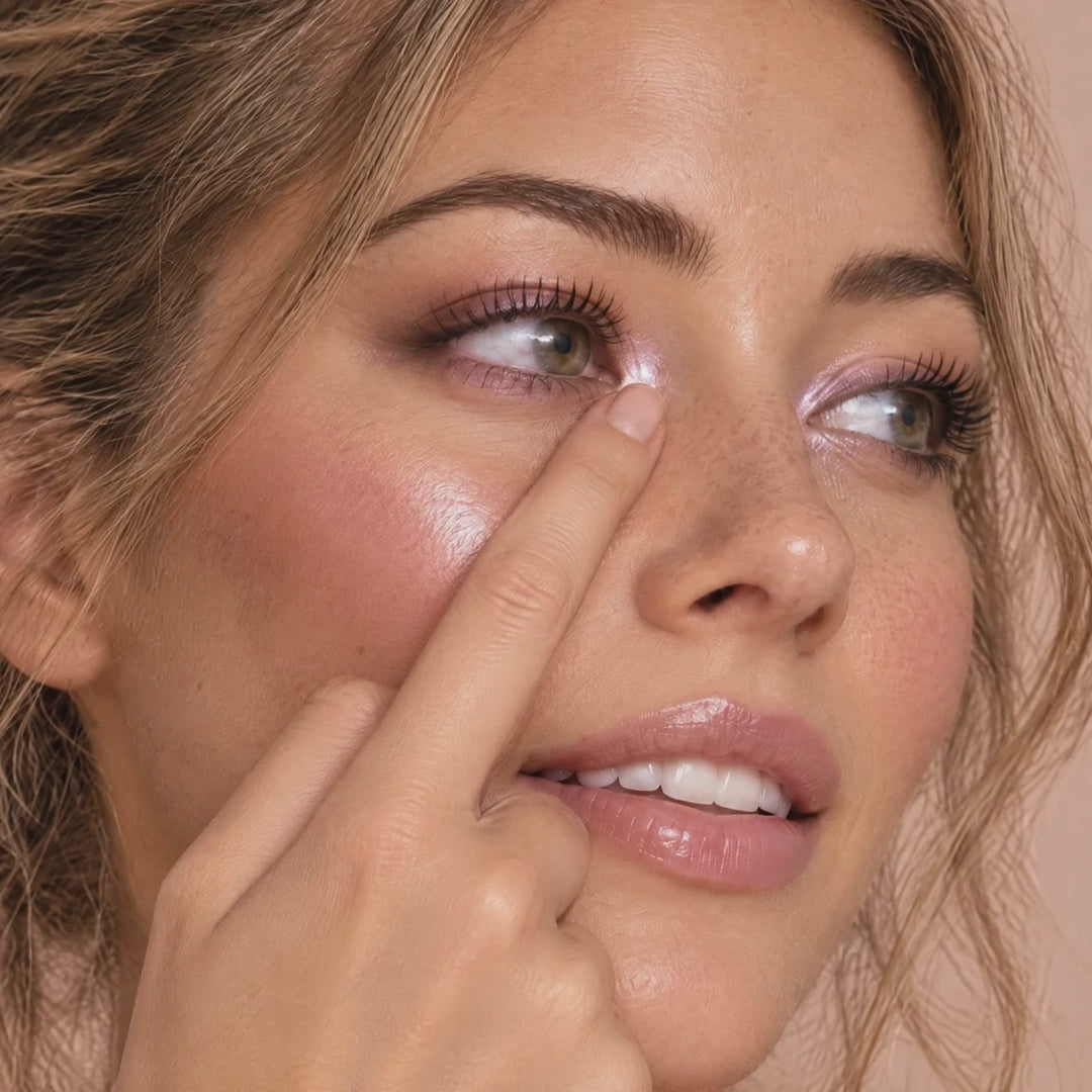 Highlighter Stick Kissed aplicado en el lagrimal con el dedo