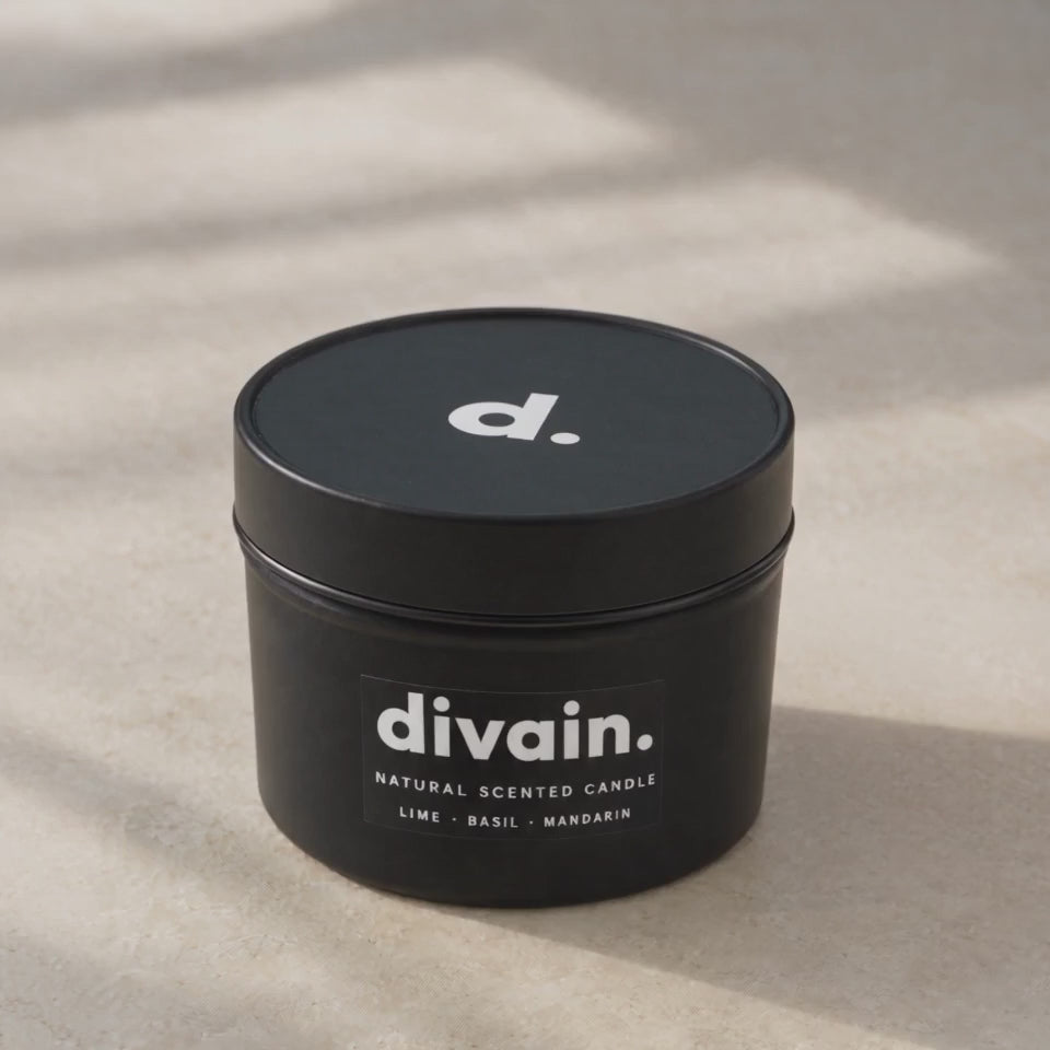 Vela aromática divain. Lime · Basil · Mandarin: se quita la tapa y se enciende la mecha de madera