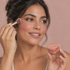3-in-1 Palette aplicada en la mejilla con brocha