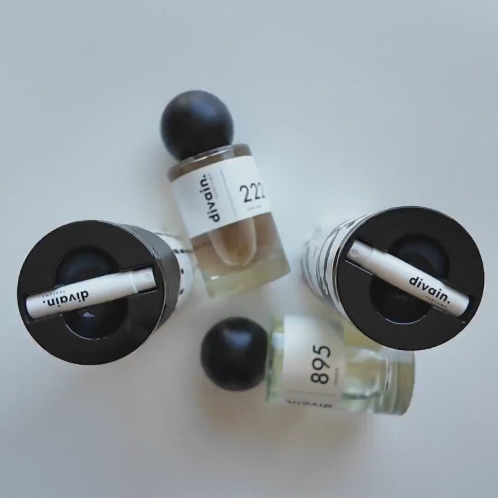 En este vídeo, se muestra cómo abrir fácilmente el perfume divain.1018