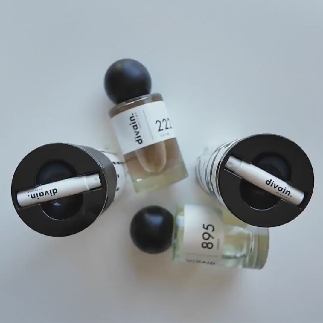 En este vídeo, se muestra cómo abrir fácilmente el perfume divain.1005