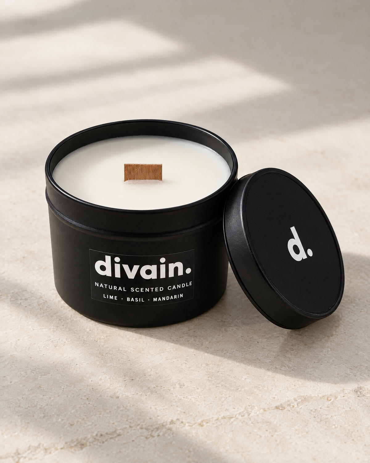 Vela divain. Lime · Basil · Mandarin abierta con su mecha de madera y la tapa con la d. al lado